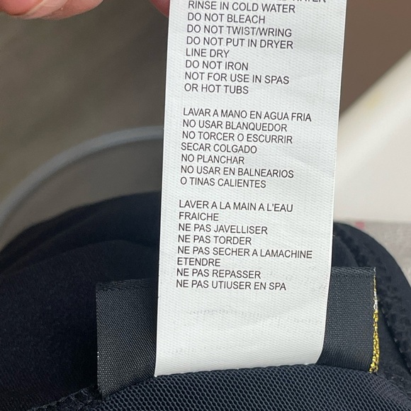 New Roxanne black
V Neck Sarong
One Piece Swimsuit size 16(40DCup) - Picture 6 of 15